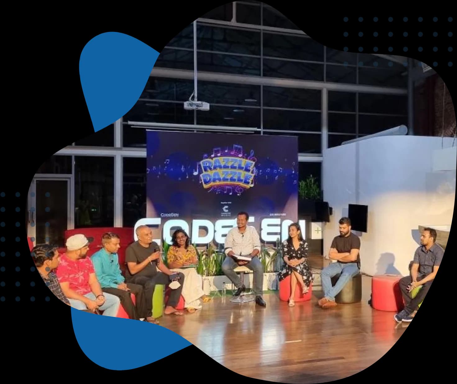 Codegen-Team arbeitet zusammen in einem modernen Büroraum